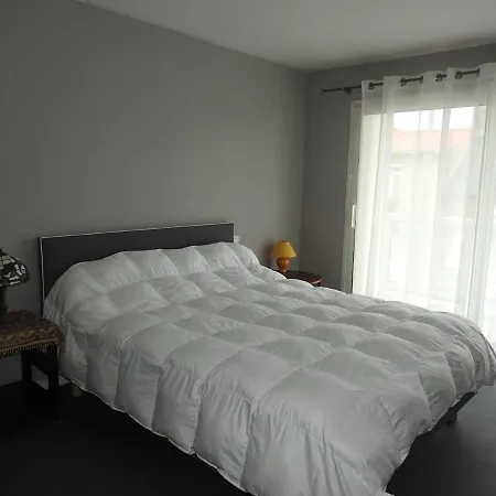 Apartment T3 Aux Sables D'olonne Avec Balcon, Garage, A 500m De La Et 400m Des Commerces - Fr-1-92-790 *