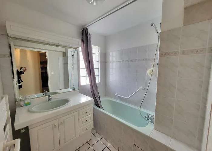 T3 Aux Sables D'olonne Avec Balcon, Garage, à 500m De La Et 400m Des Commerces - Fr-1-92-790 Appartamento